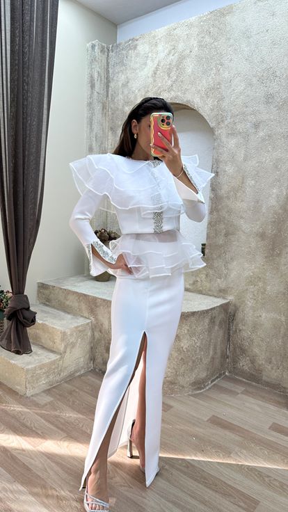 Robe de créateur blanche à fente ornée de pierres superposées