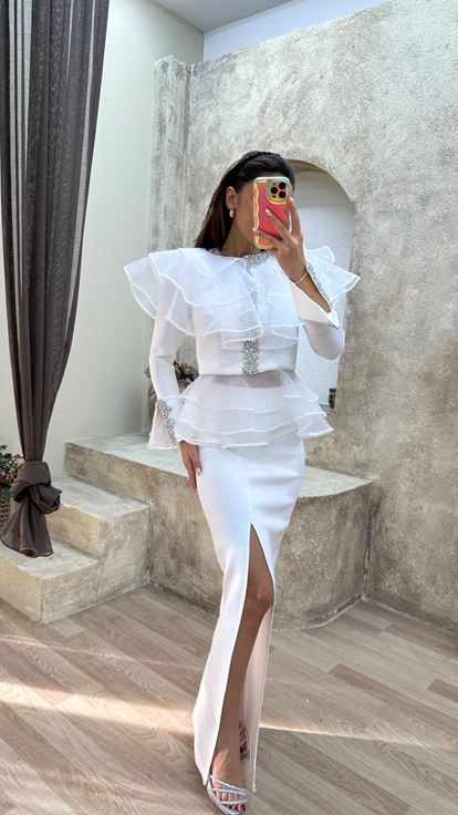 Robe de créateur blanche à fente ornée de pierres superposées