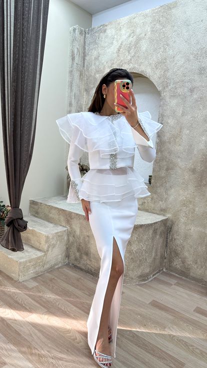 Robe de créateur blanche à fente ornée de pierres superposées