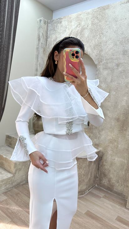 Robe de créateur blanche à fente ornée de pierres superposées