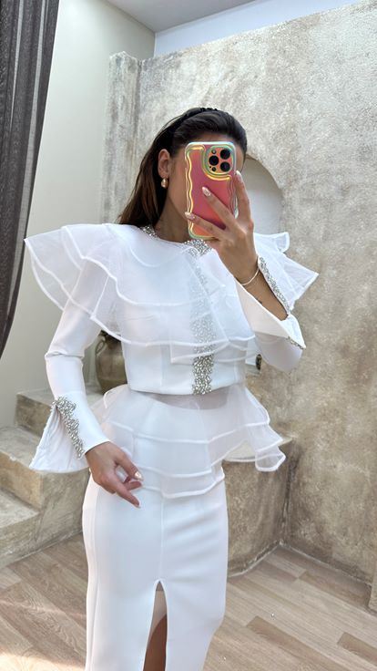 Robe de créateur blanche à fente ornée de pierres superposées