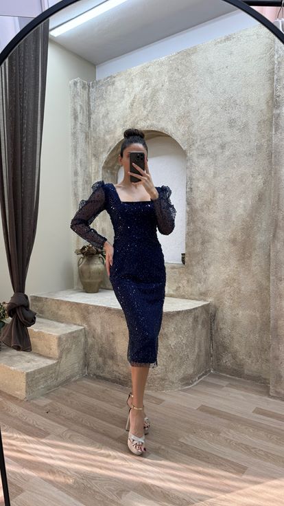 Marineblaues Kleid in Midi-Länge mit U-Ausschnitt und besticktem Design