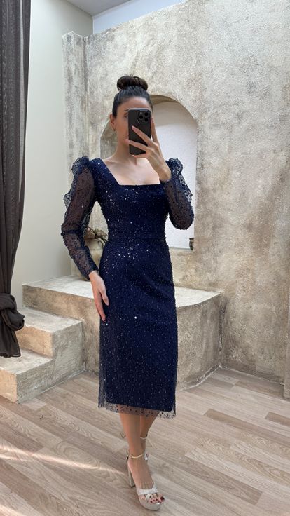 Marineblaues Kleid in Midi-Länge mit U-Ausschnitt und besticktem Design