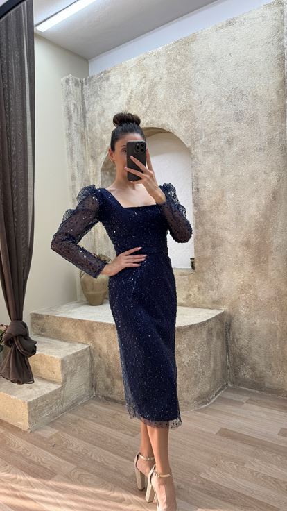 Marineblaues Kleid in Midi-Länge mit U-Ausschnitt und besticktem Design