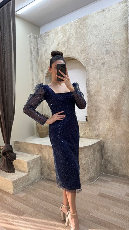 Marineblaues Kleid in Midi-Länge mit U-Ausschnitt und besticktem Design