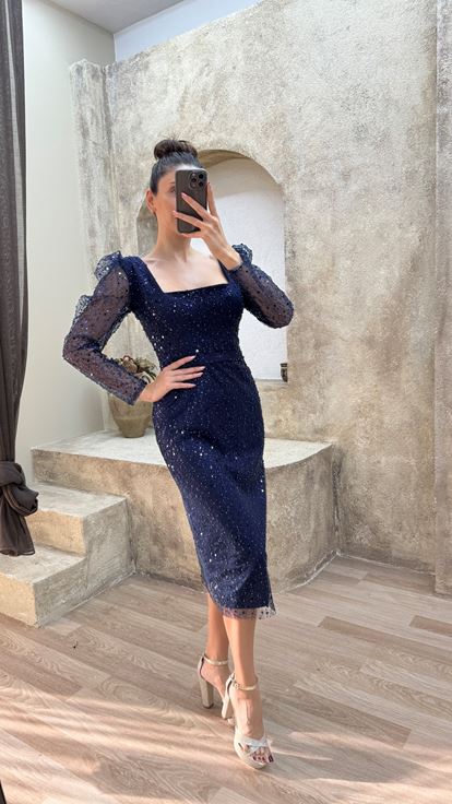 Marineblaues Kleid in Midi-Länge mit U-Ausschnitt und besticktem Design