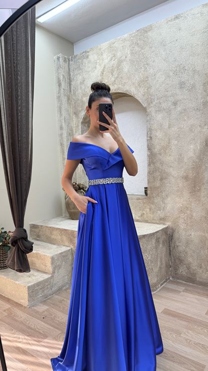 Saks Robe de soirée en satin design à col bateau