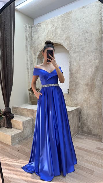 Saks Robe de soirée en satin design à col bateau