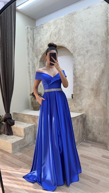 Saks Robe de soirée en satin design à col bateau