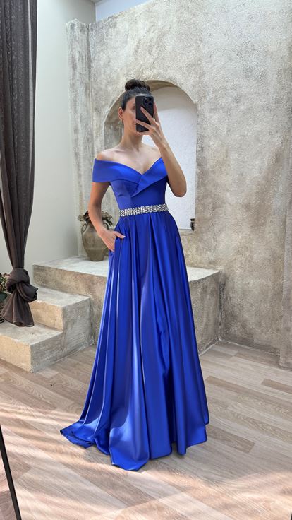 Saks Robe de soirée en satin design à col bateau