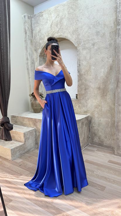 Saks Robe de soirée en satin design à col bateau