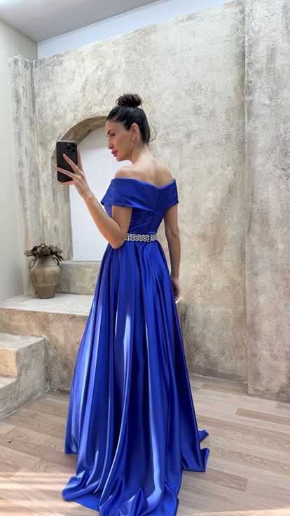 Saks Robe de soirée en satin design à col bateau