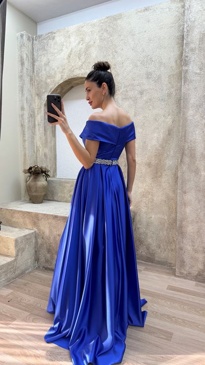 Saks Robe de soirée en satin design à col bateau