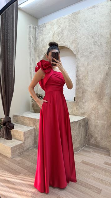 Kırmızı Omuzu Volanlı Saten Abiye Elbise