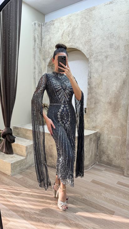 فستان سهرة بتصميم مطرز مميز وتفاصيل أكمام سوداء