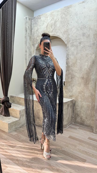 فستان سهرة بتصميم مطرز مميز وتفاصيل أكمام سوداء