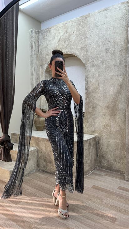 فستان سهرة بتصميم مطرز مميز وتفاصيل أكمام سوداء