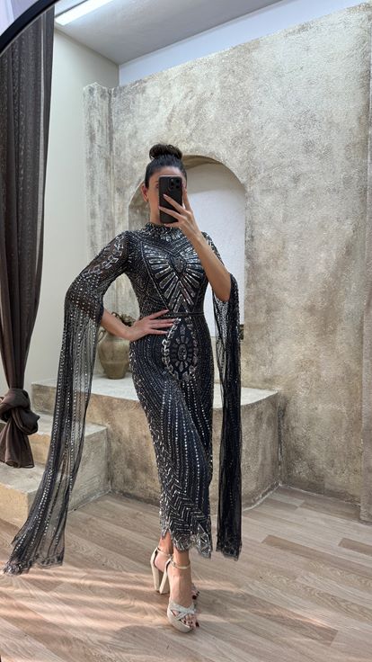 فستان سهرة بتصميم مطرز مميز وتفاصيل أكمام سوداء