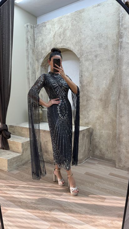 فستان سهرة بتصميم مطرز مميز وتفاصيل أكمام سوداء