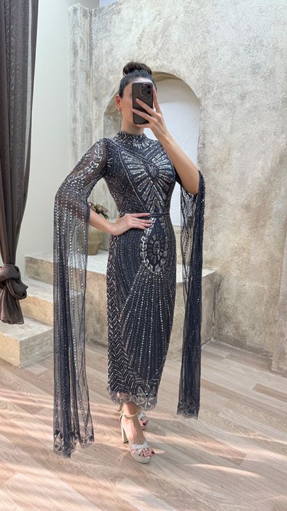 فستان سهرة بتصميم مطرز مميز وتفاصيل أكمام سوداء