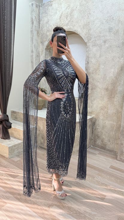 فستان سهرة بتصميم مطرز مميز وتفاصيل أكمام سوداء