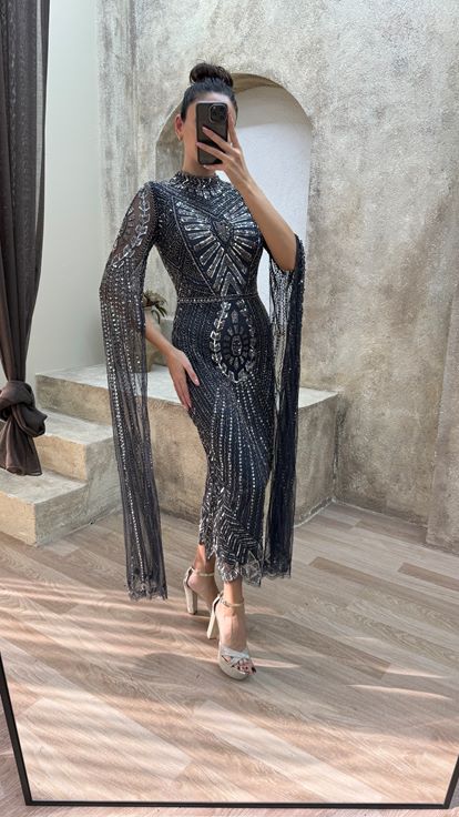 فستان سهرة بتصميم مطرز مميز وتفاصيل أكمام سوداء