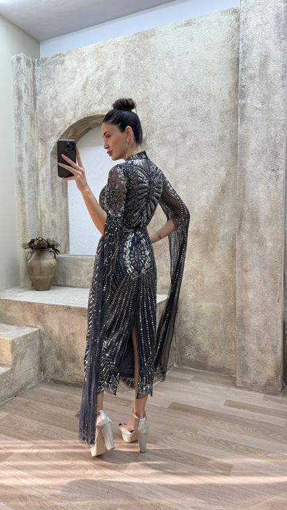 فستان سهرة بتصميم مطرز مميز وتفاصيل أكمام سوداء