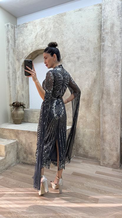 فستان سهرة بتصميم مطرز مميز وتفاصيل أكمام سوداء