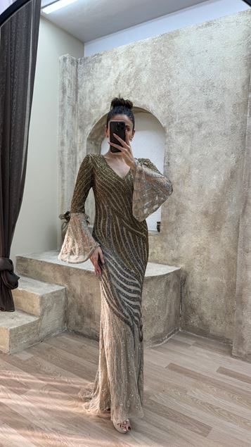 Vestido de noche de diseño especial bordado con detalle de manga con escote en V beige