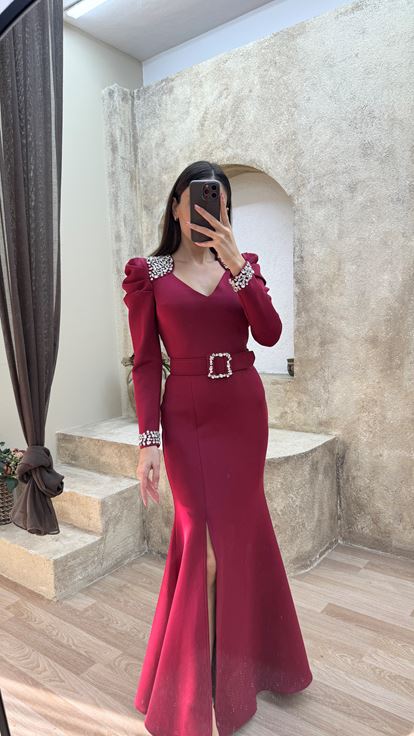 Bordo Omuzları İşleme Detay Yırtmaçlı Balık Abiye Elbise