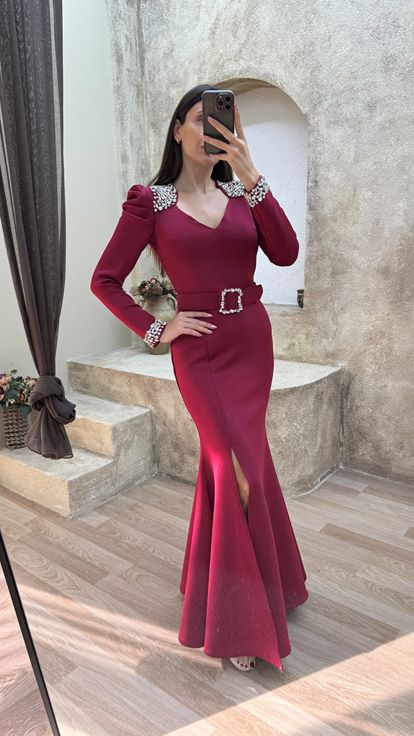 Bordo Omuzları İşleme Detay Yırtmaçlı Balık Abiye Elbise
