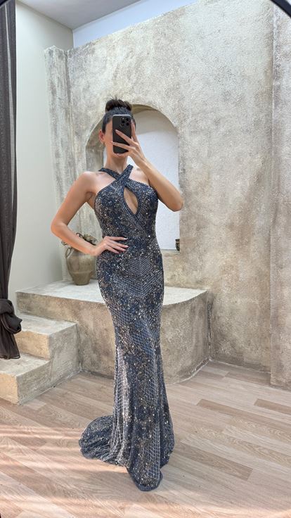 Indigofarbenes  speziell besticktes Designer Abendkleid mit V Ausschnitt