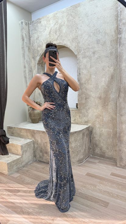 Indigofarbenes  speziell besticktes Designer Abendkleid mit V Ausschnitt