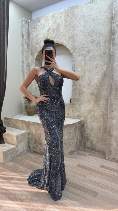 Indigofarbenes  speziell besticktes Designer Abendkleid mit V Ausschnitt