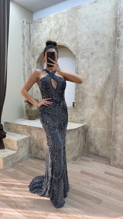 Indigofarbenes  speziell besticktes Designer Abendkleid mit V Ausschnitt