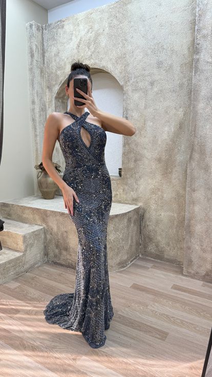 Indigofarbenes  speziell besticktes Designer Abendkleid mit V Ausschnitt