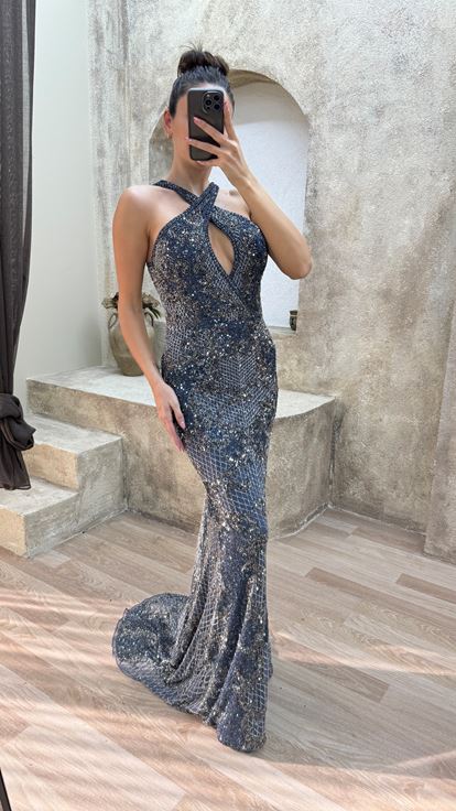 Indigofarbenes  speziell besticktes Designer Abendkleid mit V Ausschnitt