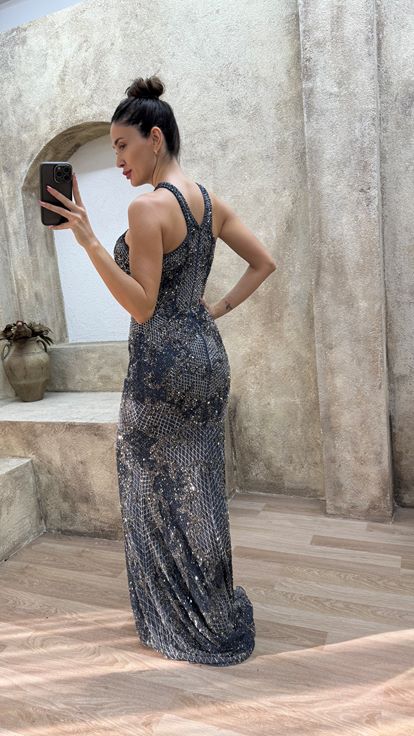 Indigofarbenes  speziell besticktes Designer Abendkleid mit V Ausschnitt