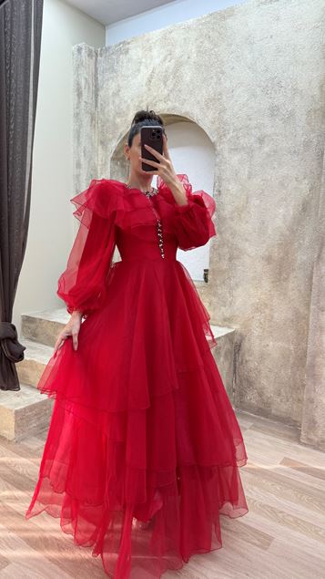 Kırmızı Göğsü İşlemeli Kat Kat Tasarım Tül  Tesettür Elbise