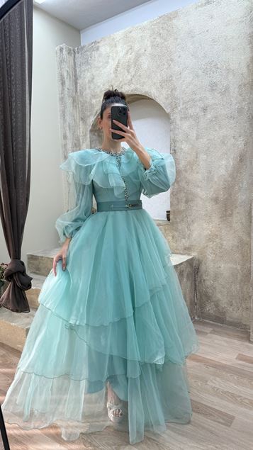 Mintgrünes, besticktes Hijab-Kleid aus Tüll im Lagendesign auf der Brust