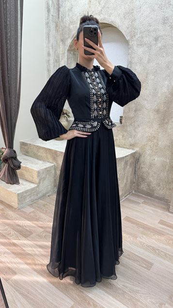 Siyah Taş İşlemeli Plise Detay Tasarım Tesettür Elbise
