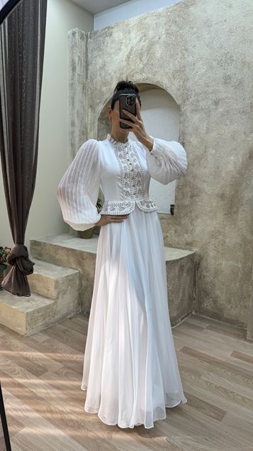 Beyaz Taş İşlemeli Plise Detay Tasarım Tesettür Elbise
