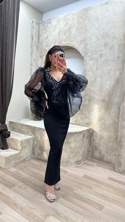 Schwarzes Etuikleid mit steinverziertem Oberteil und Ärmeln mit Tülldetails