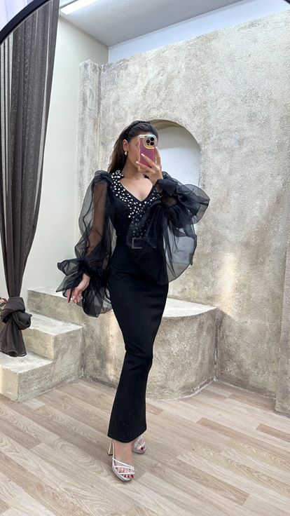 Schwarzes Etuikleid mit steinverziertem Oberteil und Ärmeln mit Tülldetails