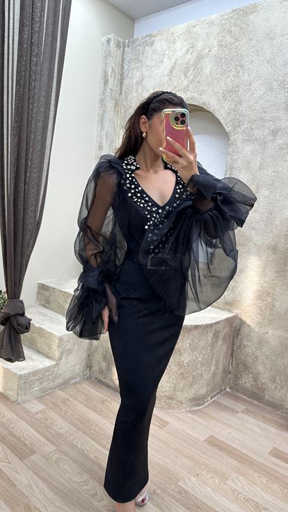 Schwarzes Etuikleid mit steinverziertem Oberteil und Ärmeln mit Tülldetails