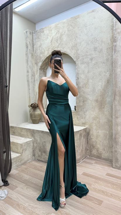 Vestido de noche de satén con detalle de cintura palabra de honor verde esmeralda