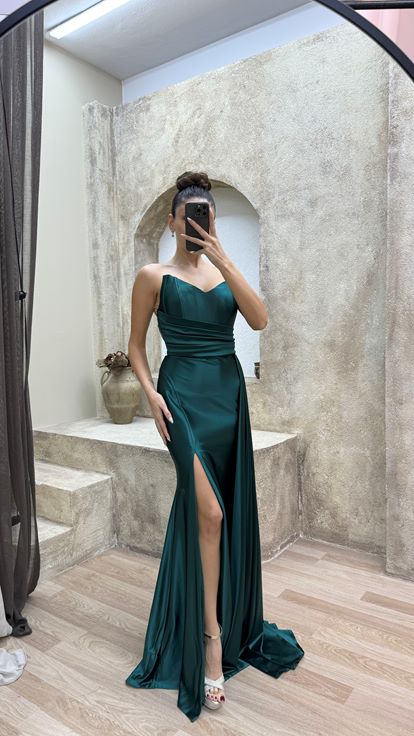 Vestido de noche de satén con detalle de cintura palabra de honor verde esmeralda