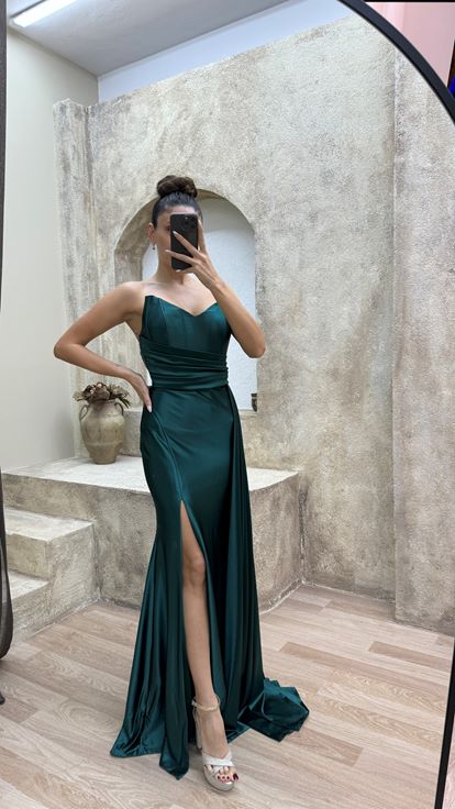 Vestido de noche de satén con detalle de cintura palabra de honor verde esmeralda