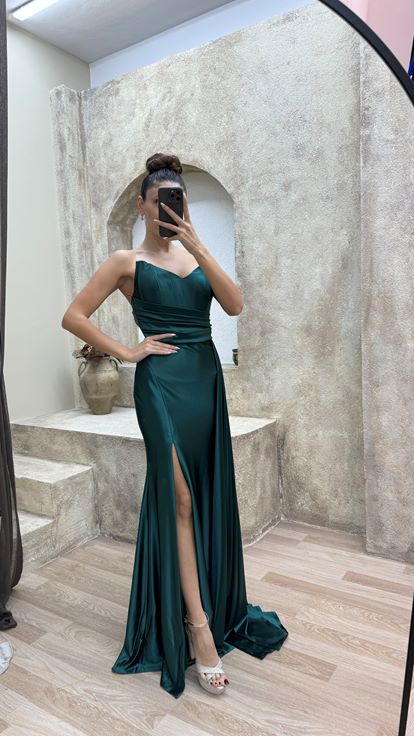 Vestido de noche de satén con detalle de cintura palabra de honor verde esmeralda