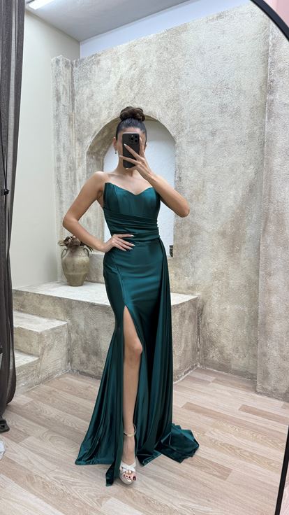 Vestido de noche de satén con detalle de cintura palabra de honor verde esmeralda